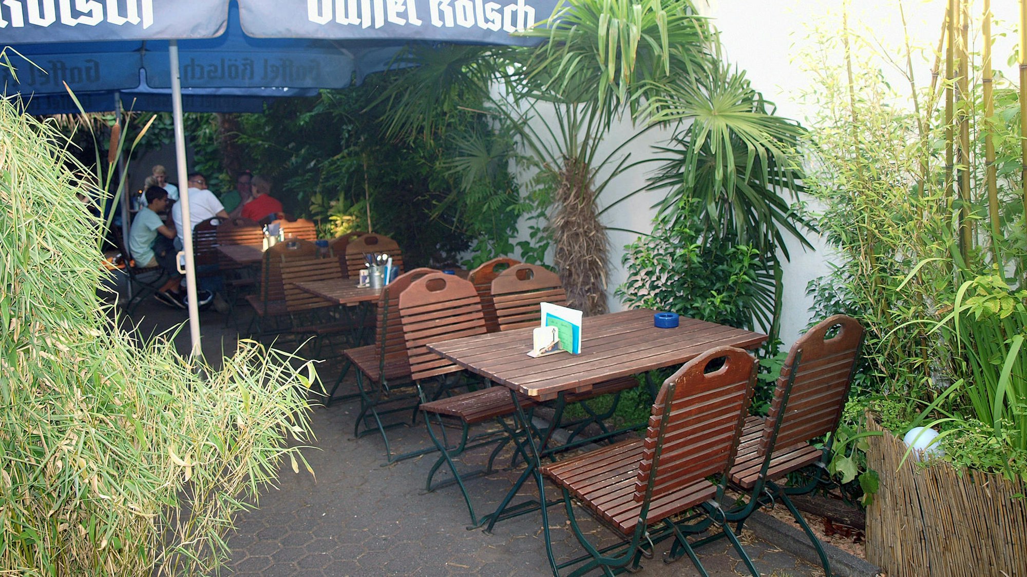 Ein Biergarten mit vielen Pflanzen.