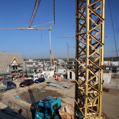 Neubaugebiet_Baustelle_Kräne_Symbolbild