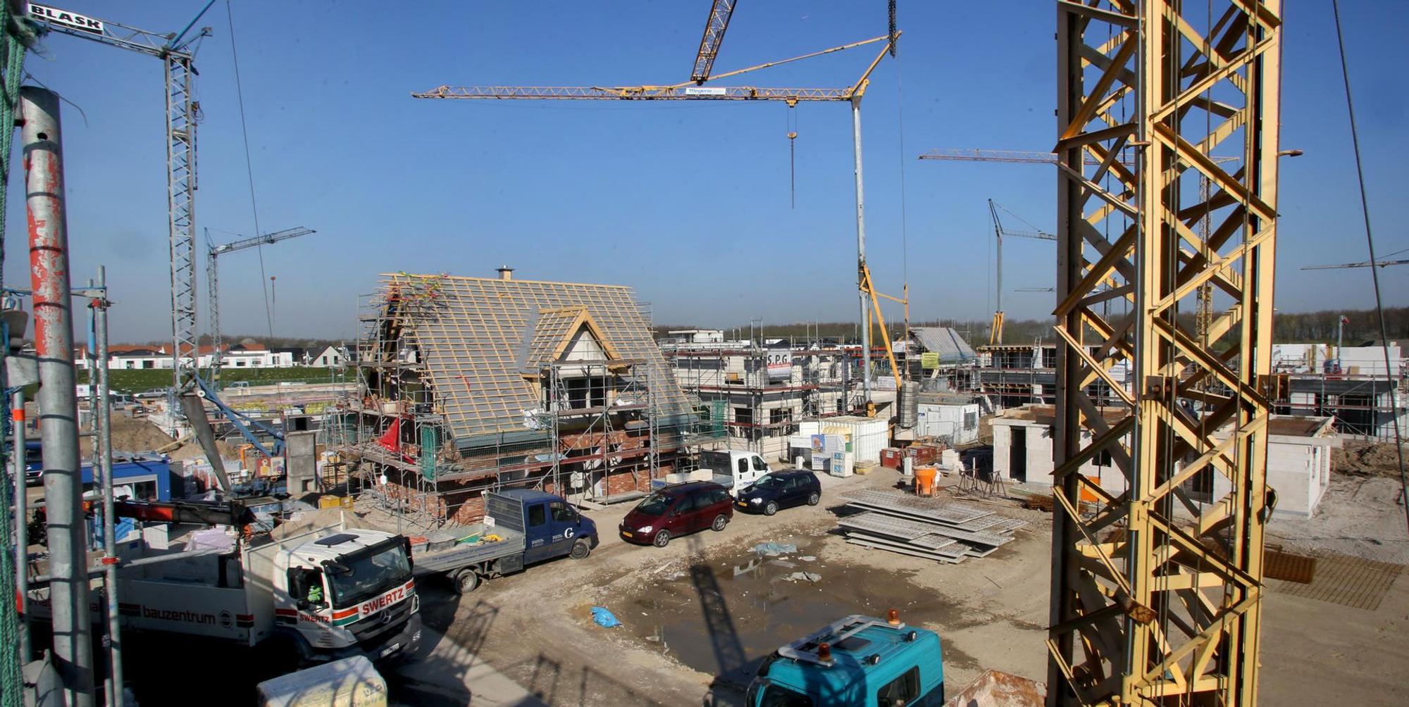 Neubaugebiet_Baustelle_Kräne_Symbolbild