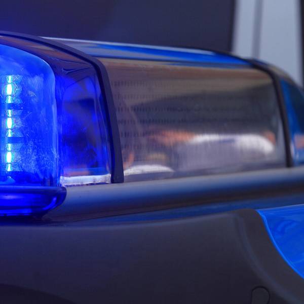 Das Foto zeigt ein Blaulicht auf einem Polizeiauto