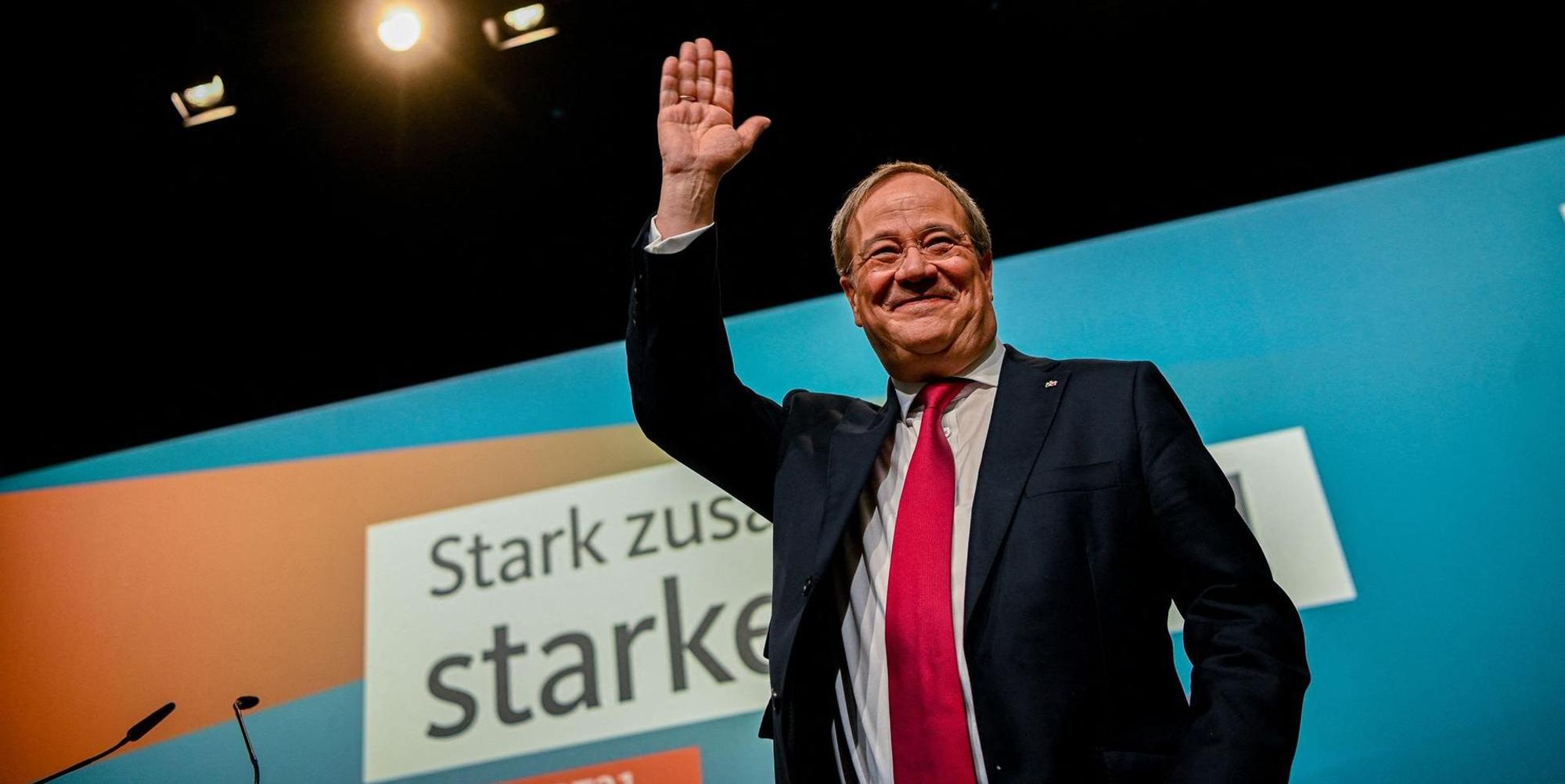 Laschet winkt