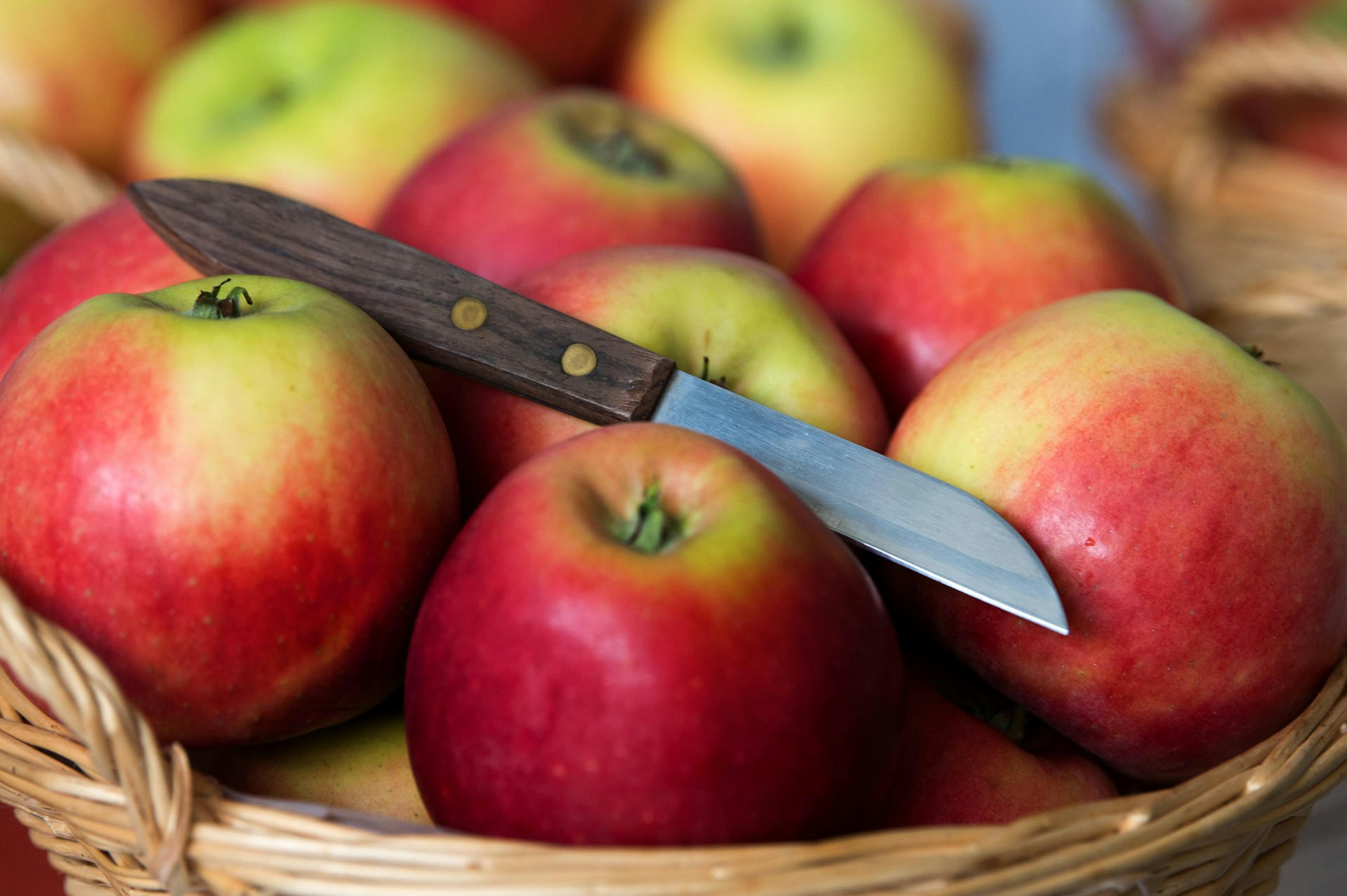 apfel mit messer symbolbild