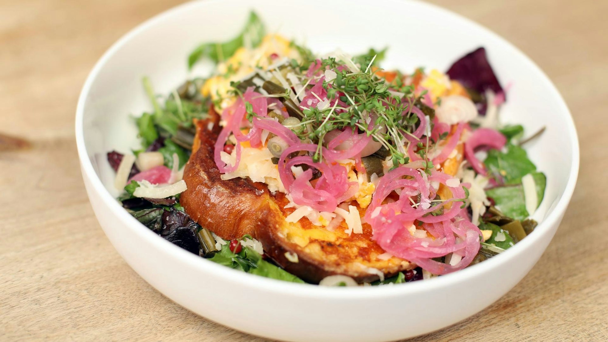 Güldenes Brioche unter Frühlauch im „Geschnitten Brot“.