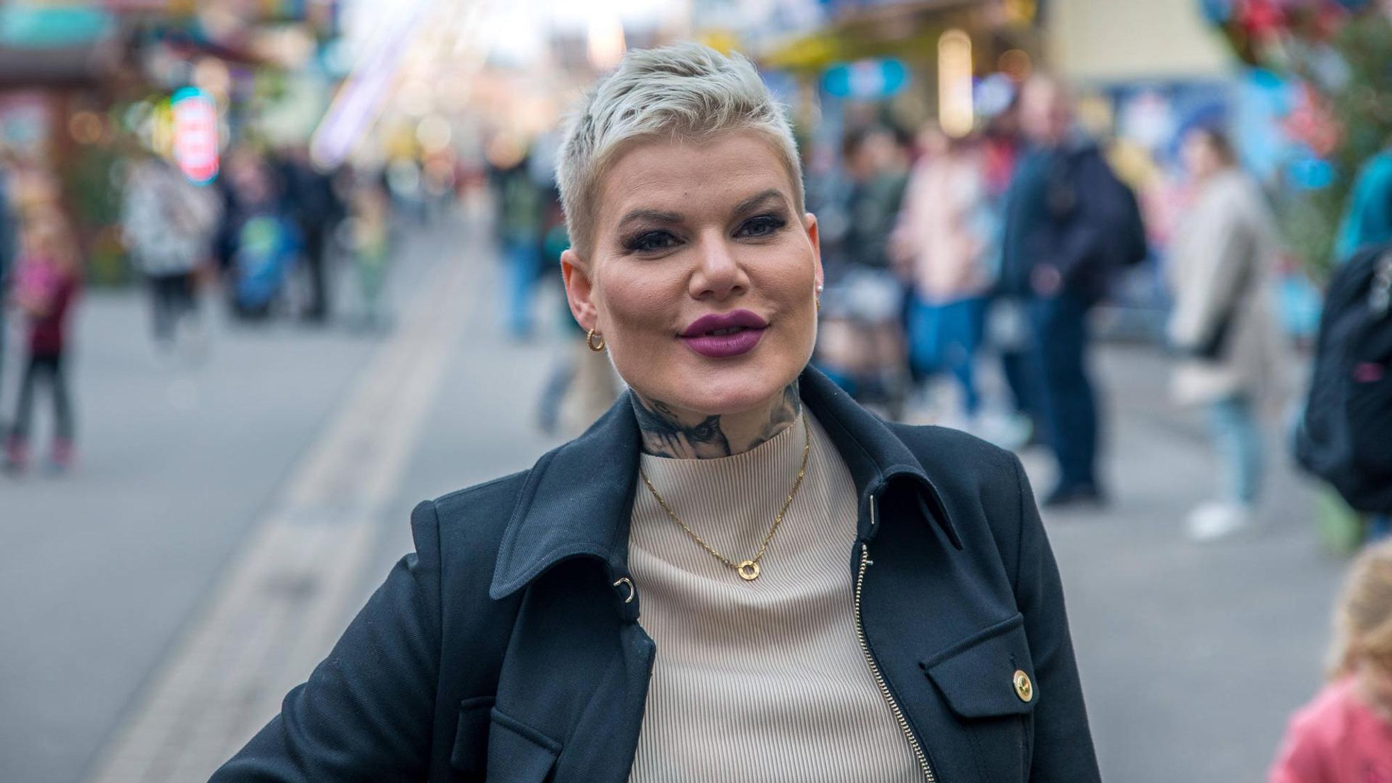Melanie Müller posiert für Fotografen.