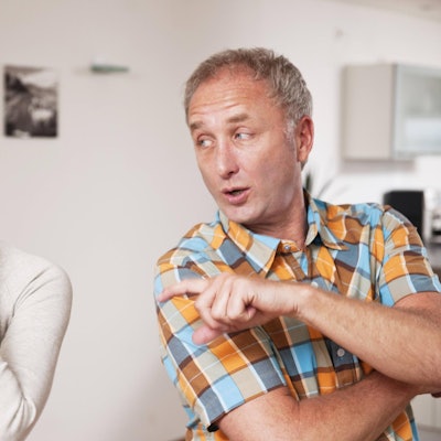 Zwei Erwachsene streiten sich.