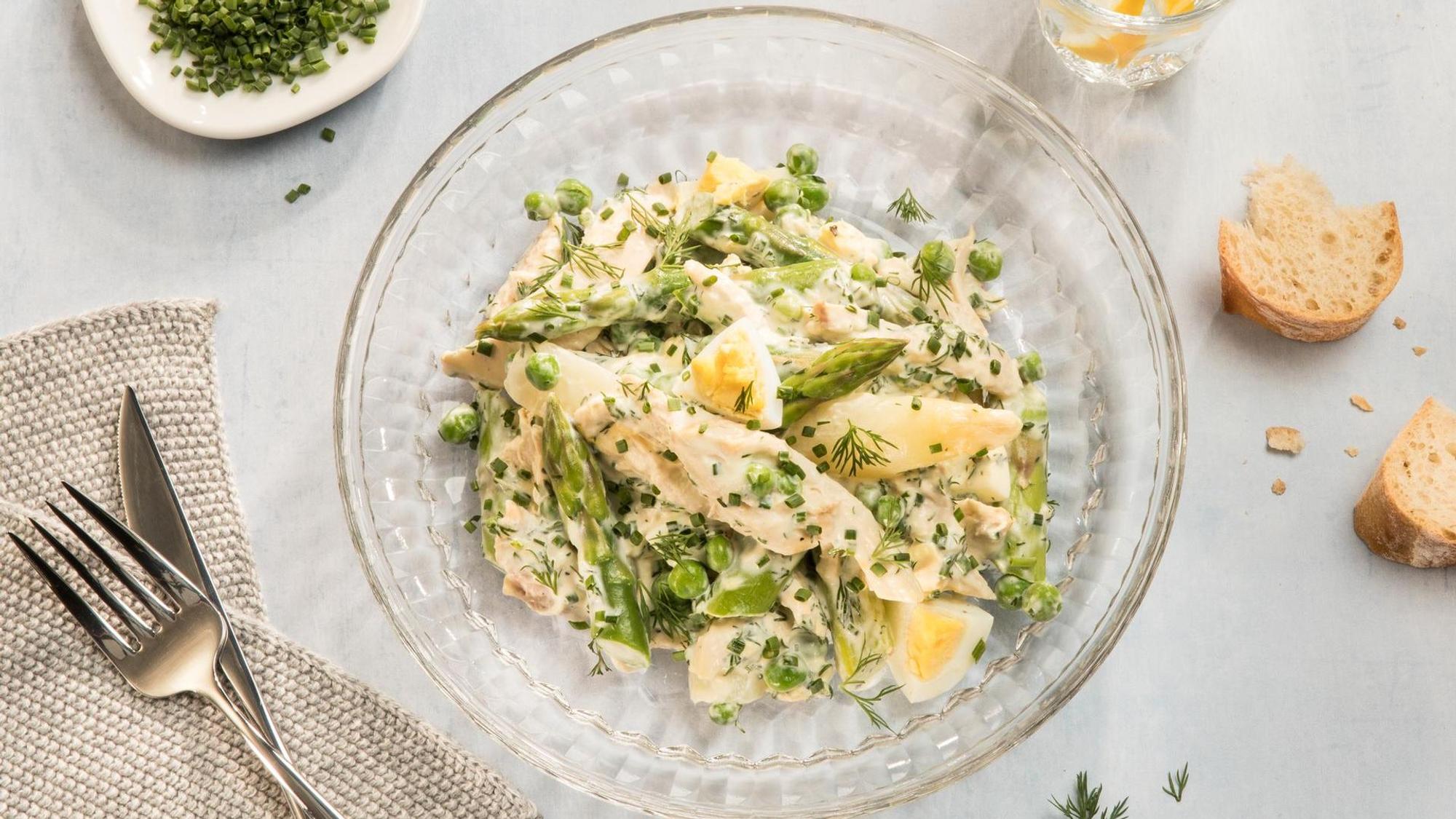 Geflügelsalat mit Eiern, Spargel, Erbsen und Kapern