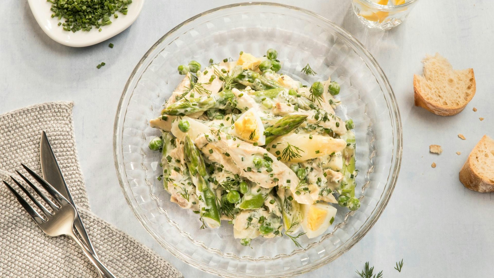 Geflügelsalat mit Eiern, Spargel, Erbsen und Kapern