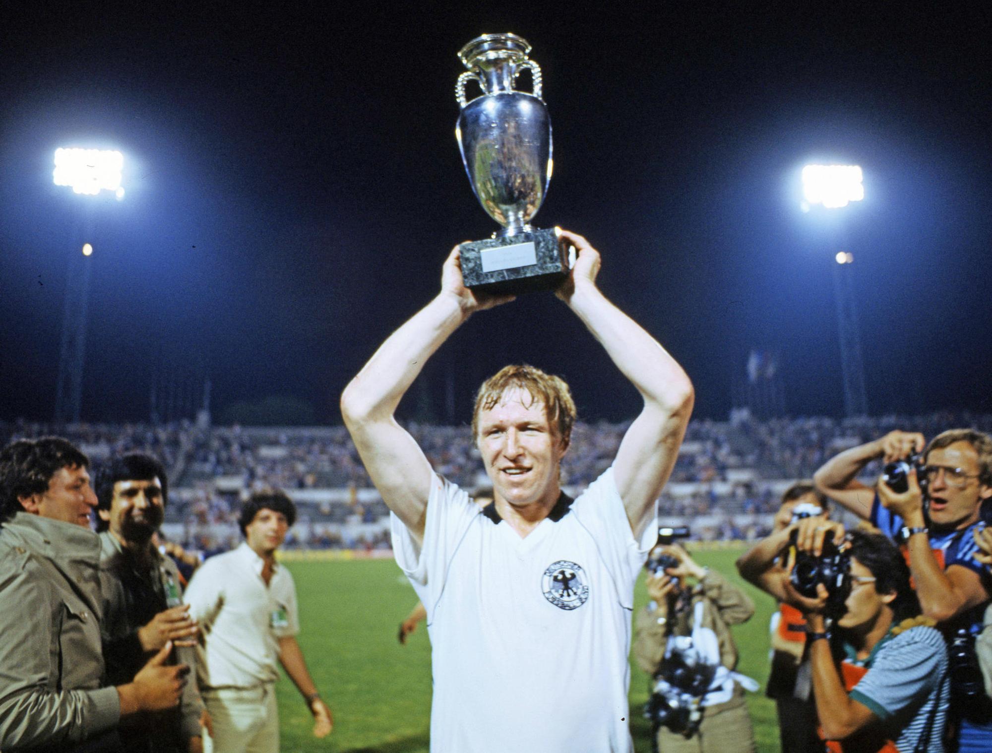 Hrubesch mit Pokal IMAGO