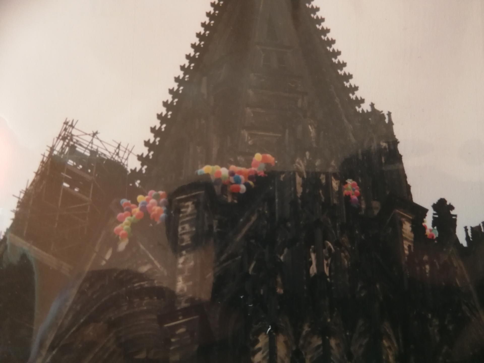 Luftballons auf dem Kölner Dom