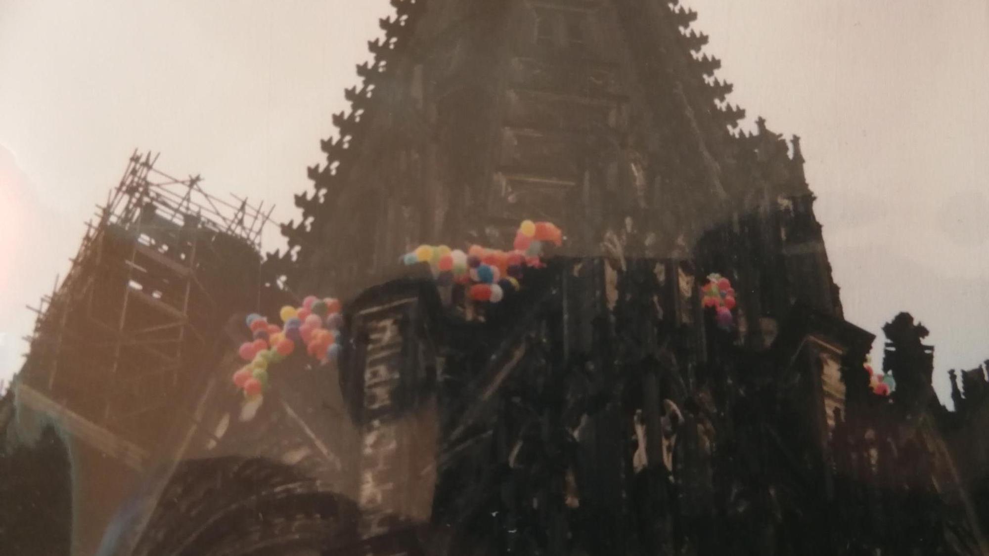Luftballons auf dem Kölner Dom