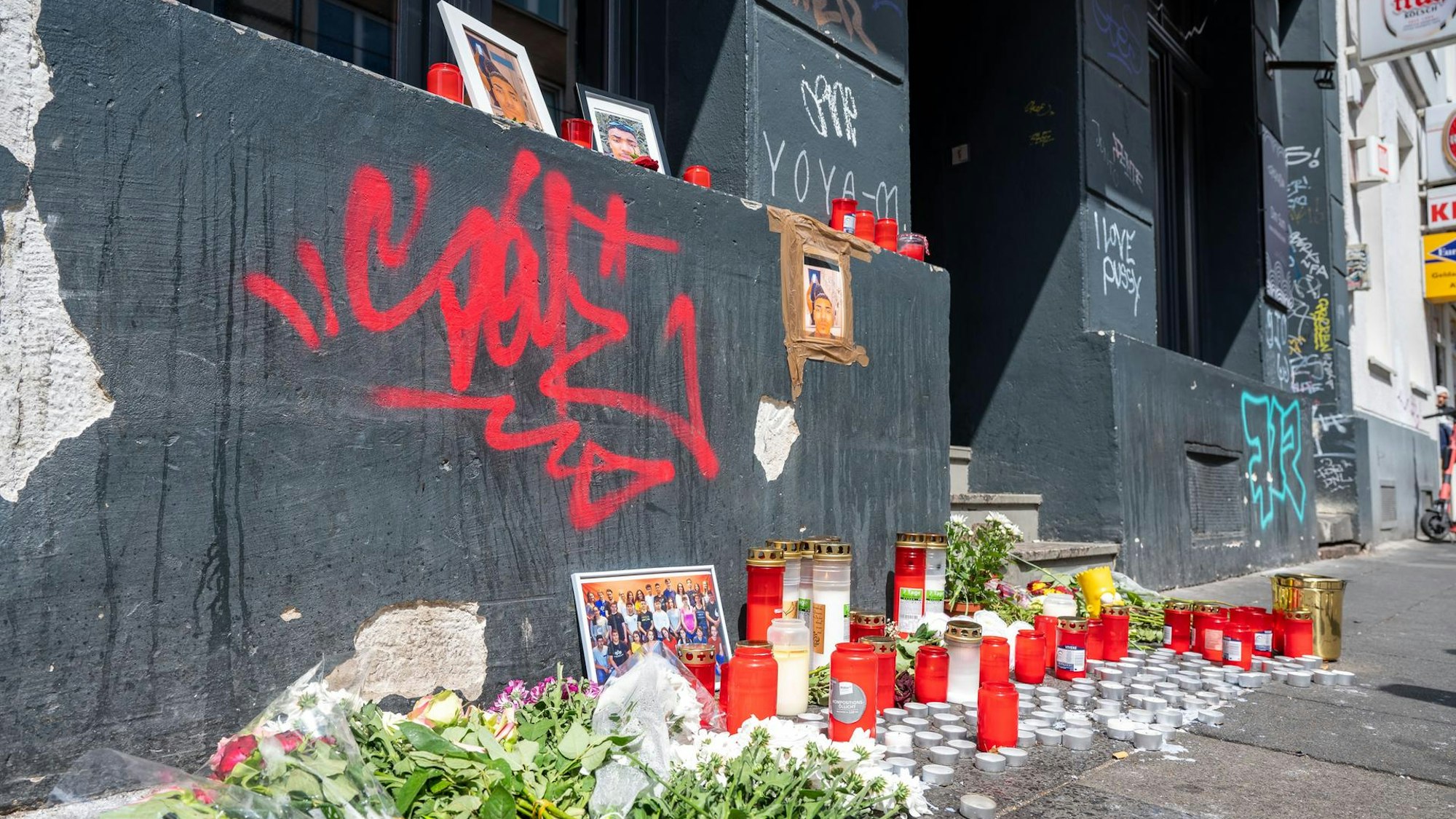 Am Tatort im Kölner Kwartier Latäng erinnerten Bilder, Kerzen und Blumen an den getöteten Amateurfußballer Joel G.