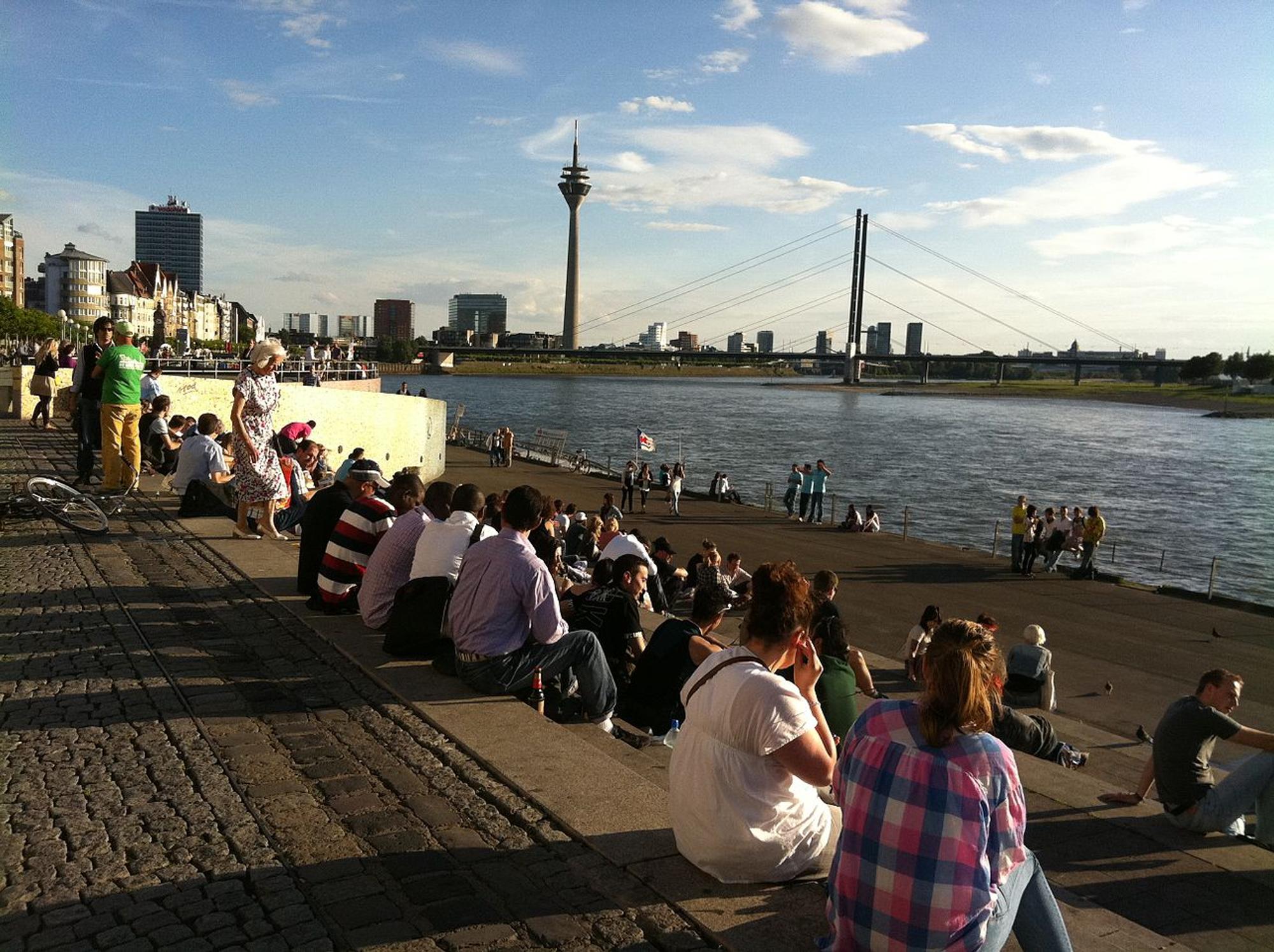 1280px-Dusseldorf-_Rhin-Tower-july2011