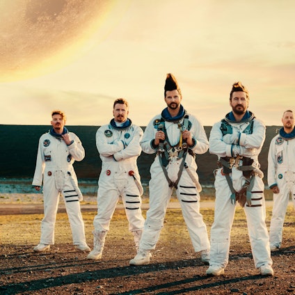 Electric Callboy in Raumanzügen.