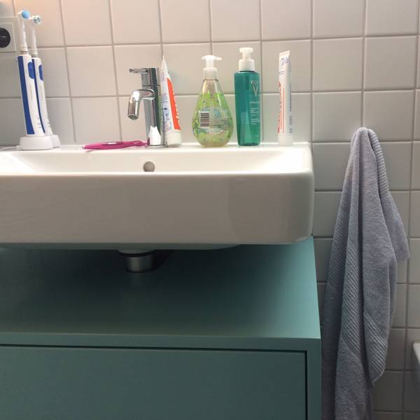 Ein Handtuch hängt in einem Badezimmer
