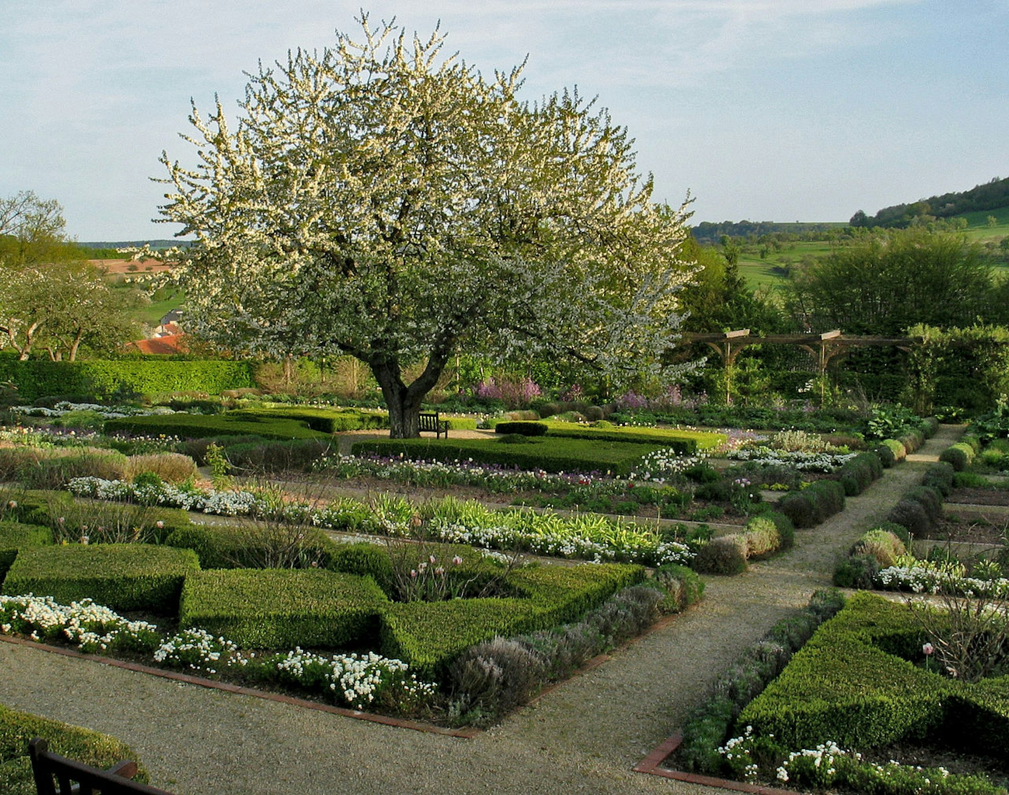 1280px-Klostergartentuensdorf
