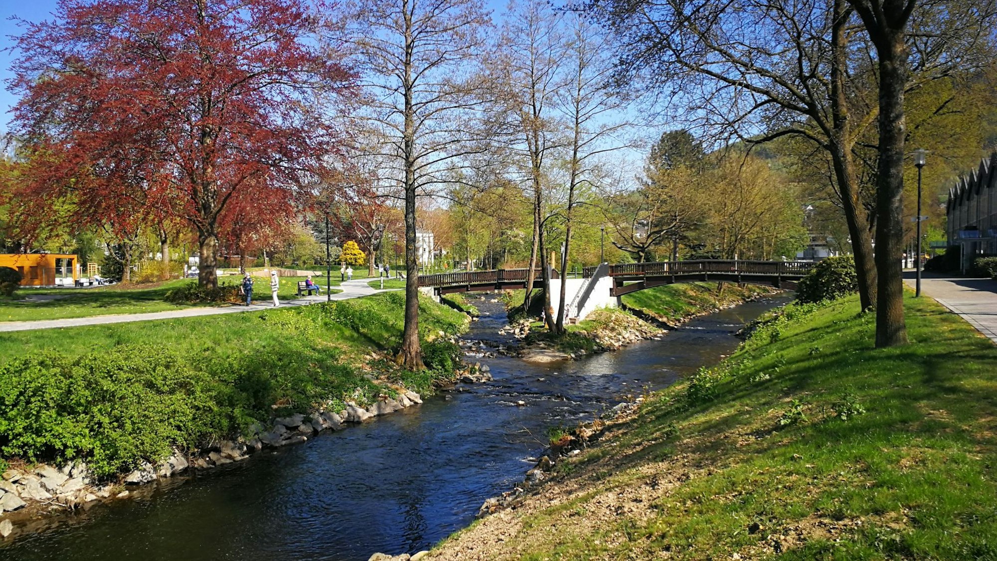 Der Kneipp Erlebnispark in Olsberg, ein Fluss fließt durch die Mitte