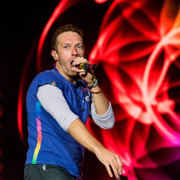 Chris Martin von Coldplay singt auf der Bühne.