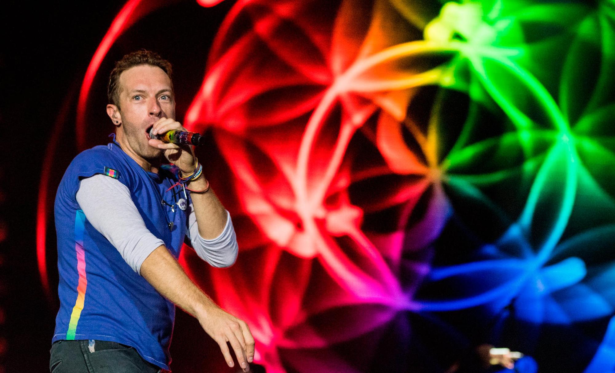 Chris Martin von Coldplay singt auf der Bühne.