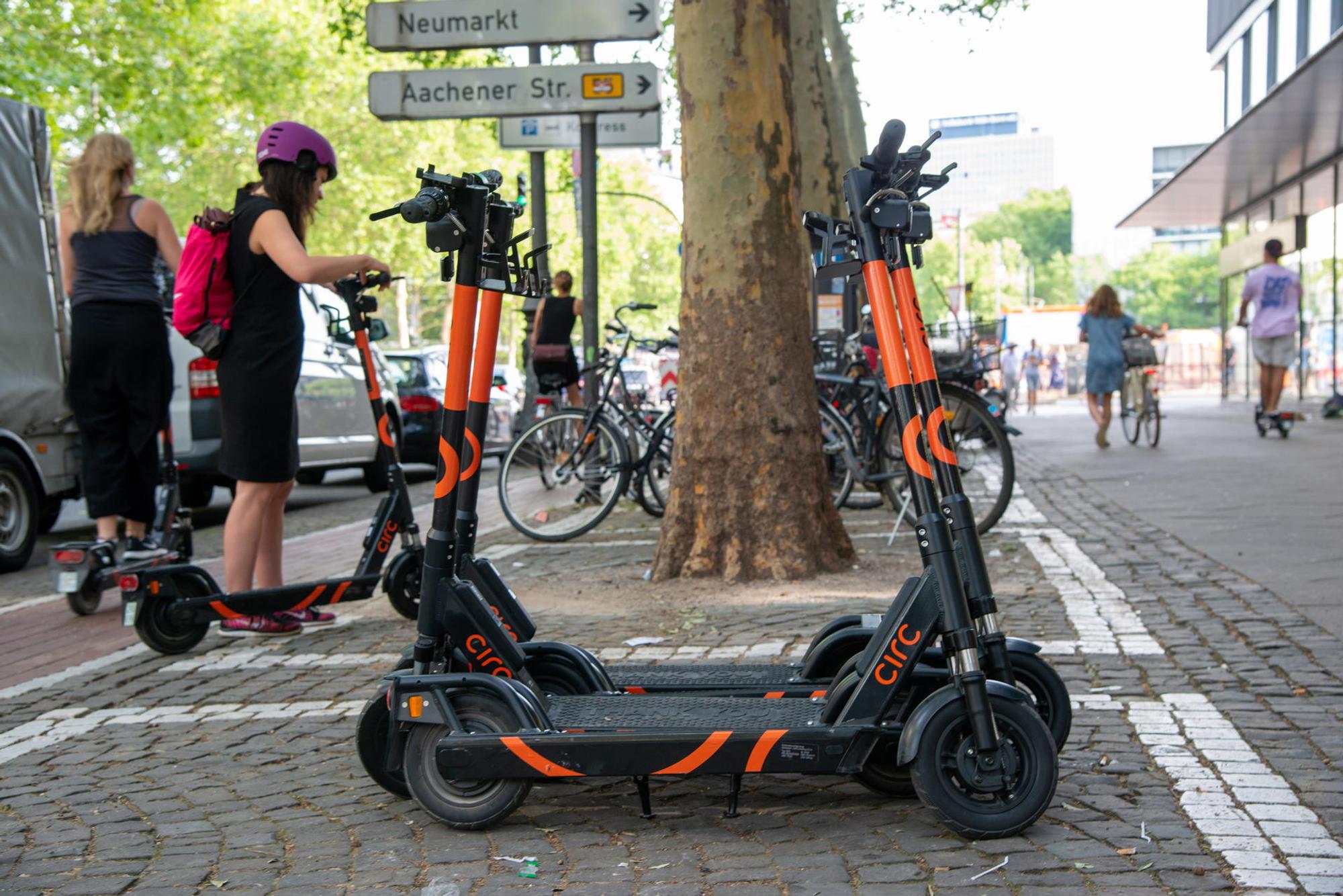 E-Scooter am Baum
