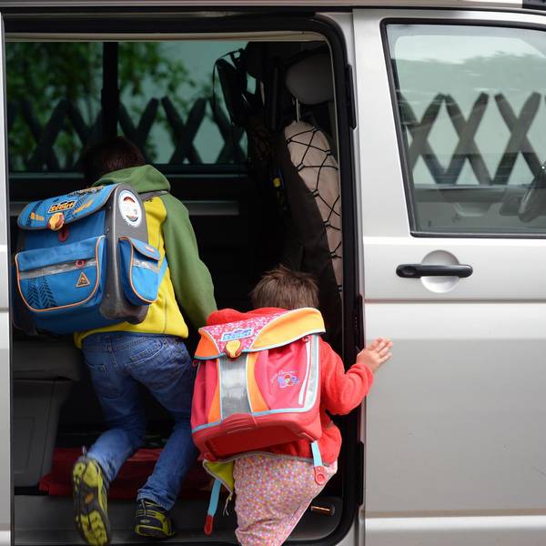 Elterntaxi Kinder Ranzen Auto