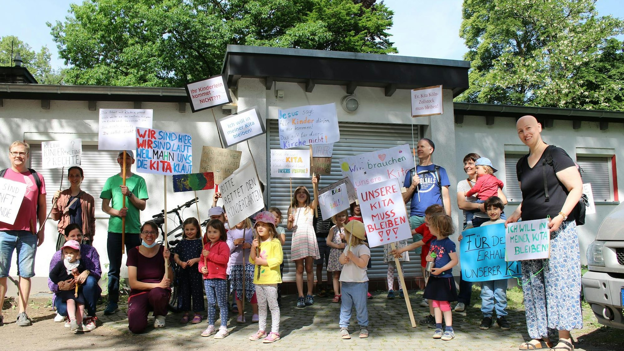 Eltern und Kinder demonstrieren gegen die geplante Schließung der evangelischen Kita in Köln-Zollstock.