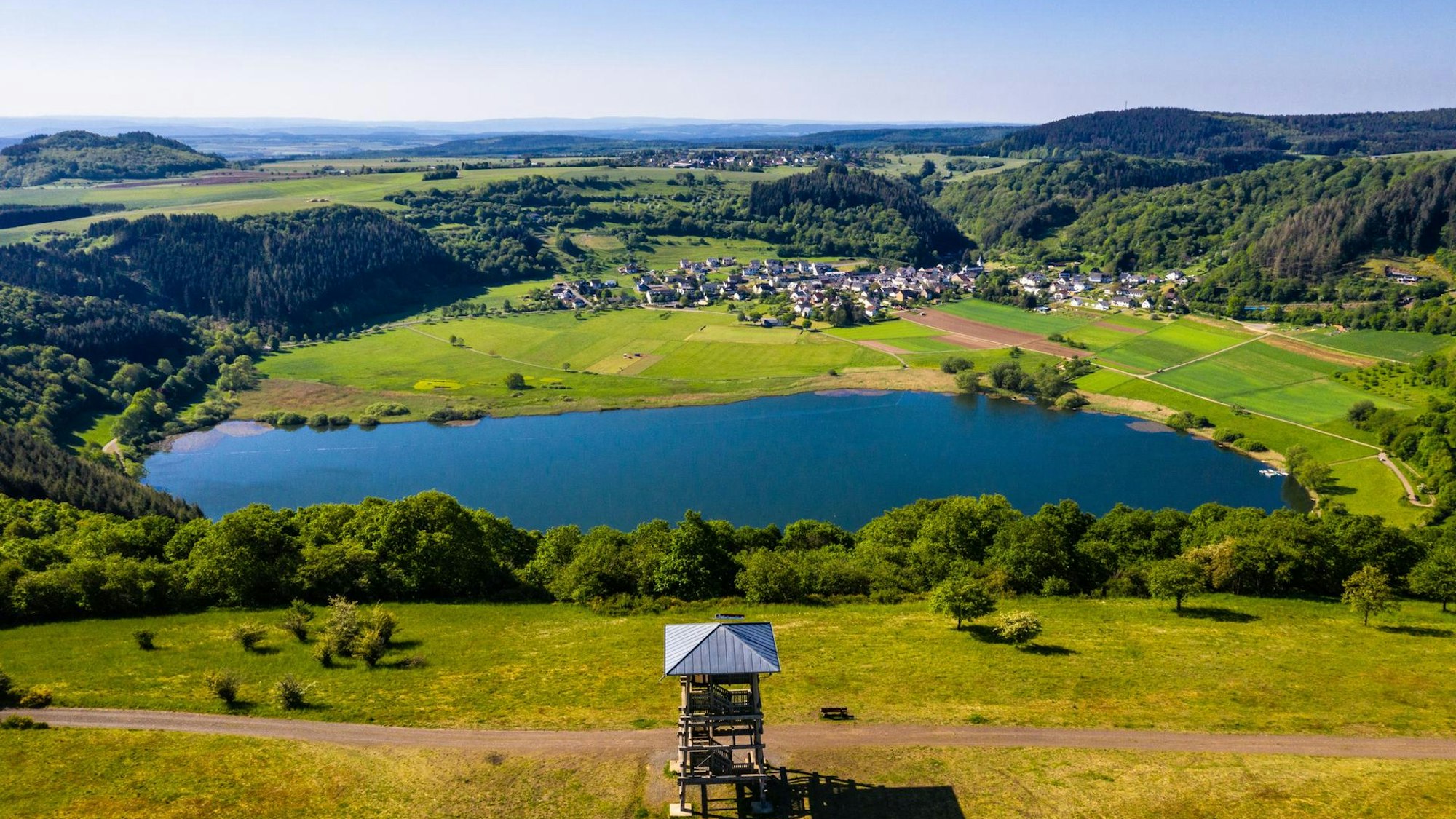 Eifel: Blick auf das Meerfelder Maar