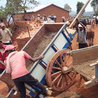 Schulbau-Fly_and_Help1