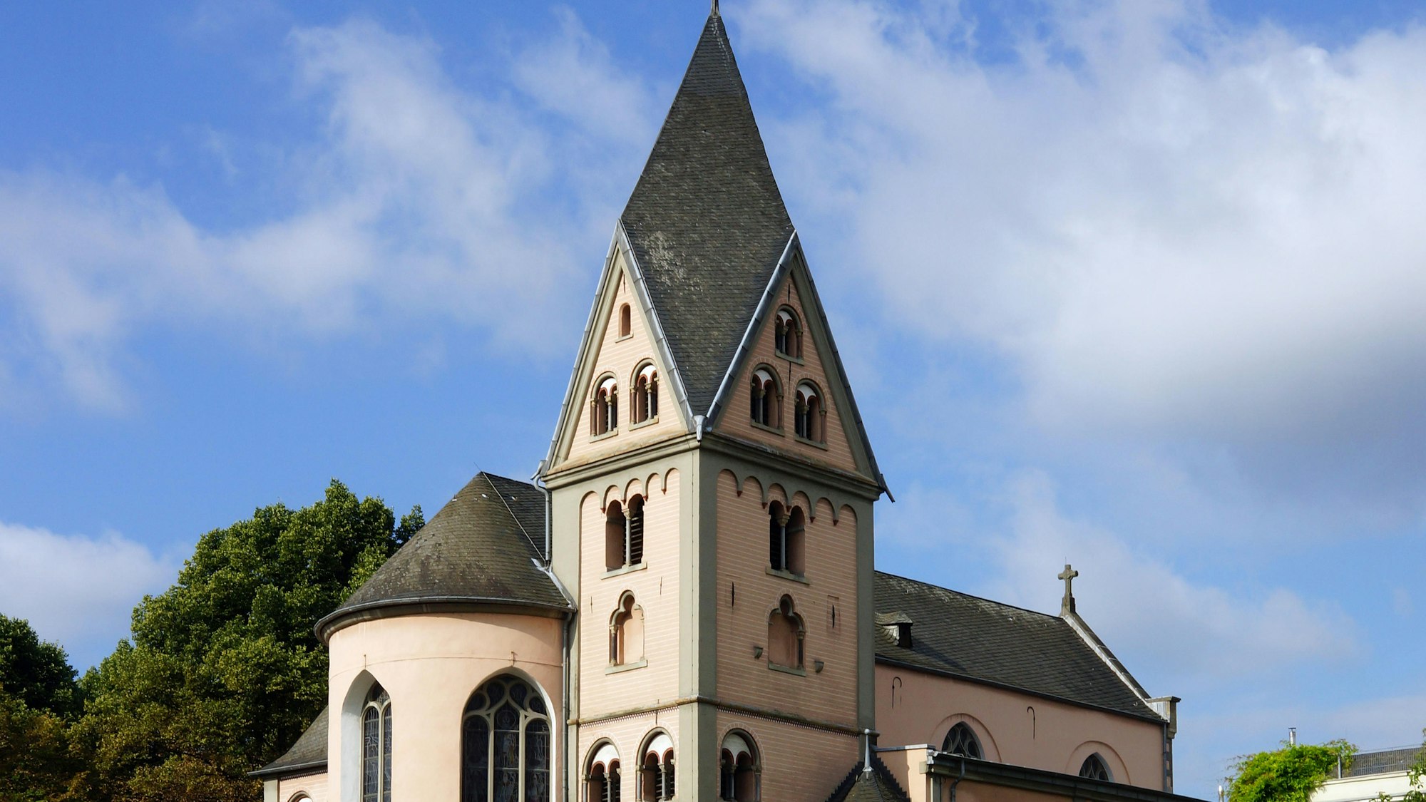 Kirchturm vor blauem Himmel.