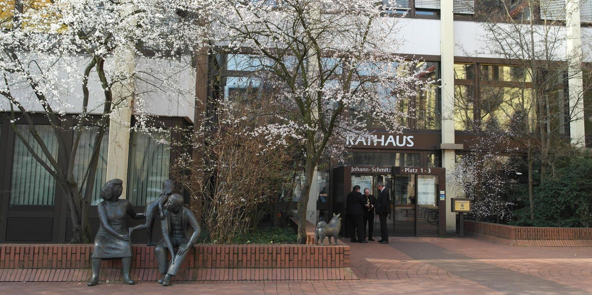 RathausFrechen1