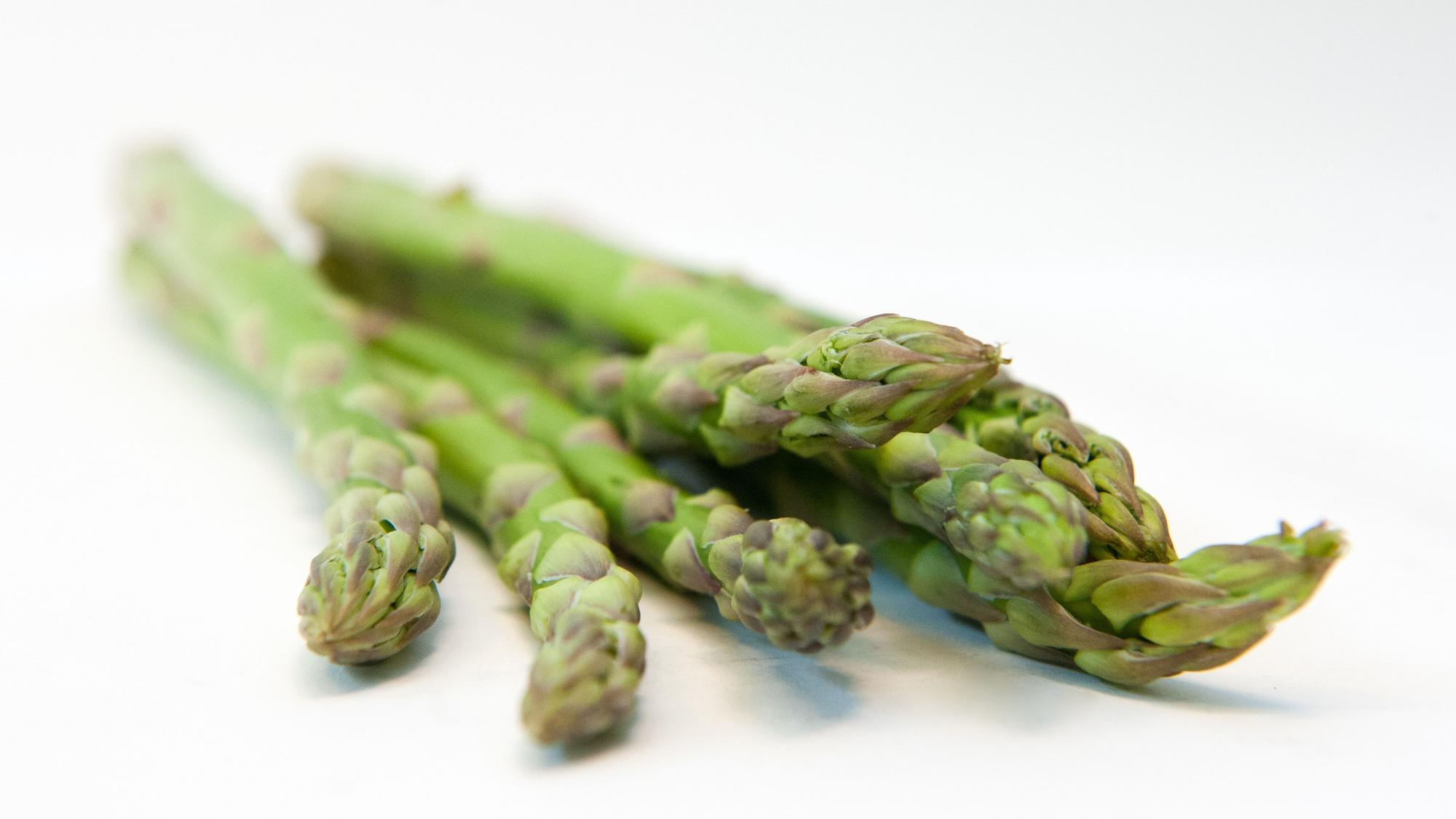 grüner Spargel auf dem Teller