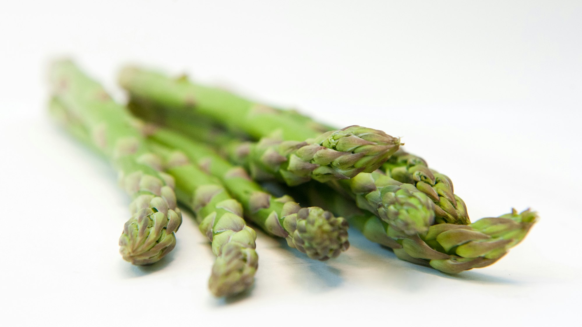 grüner Spargel auf dem Teller