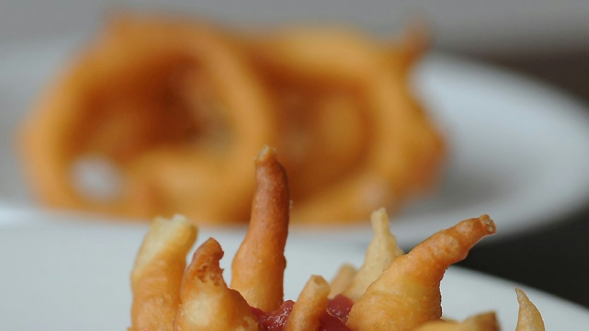Rindertartar mit Zwiebelringen und Kressemayo