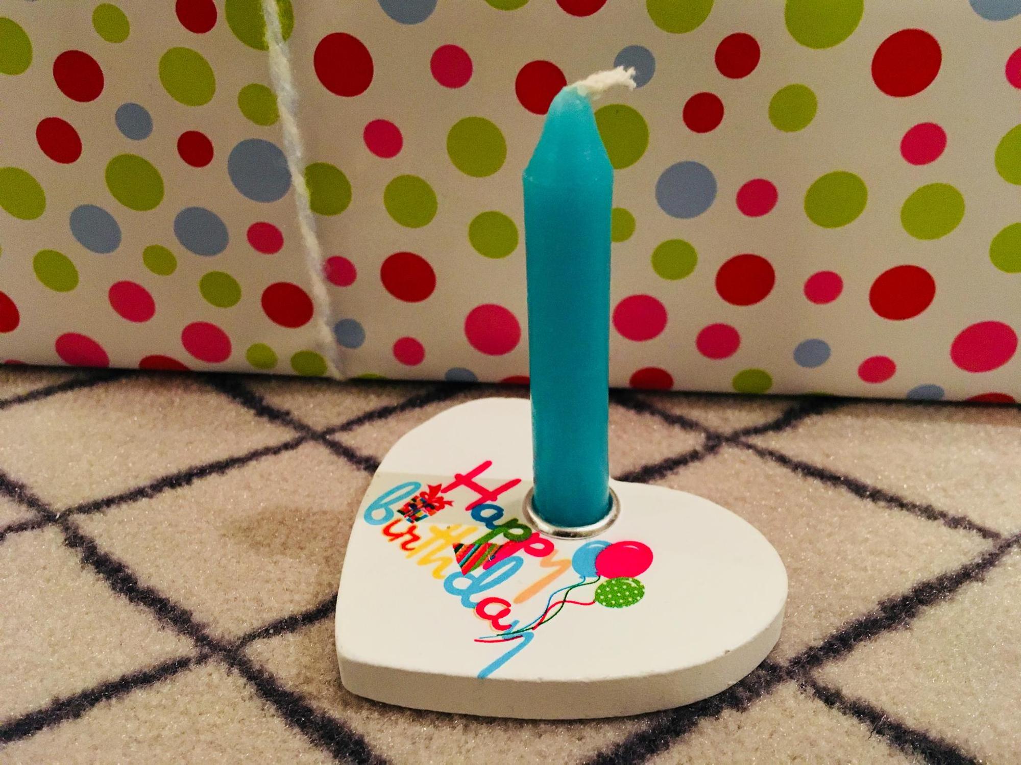 Happy Birthday Kerze mit Geschenk Symbol