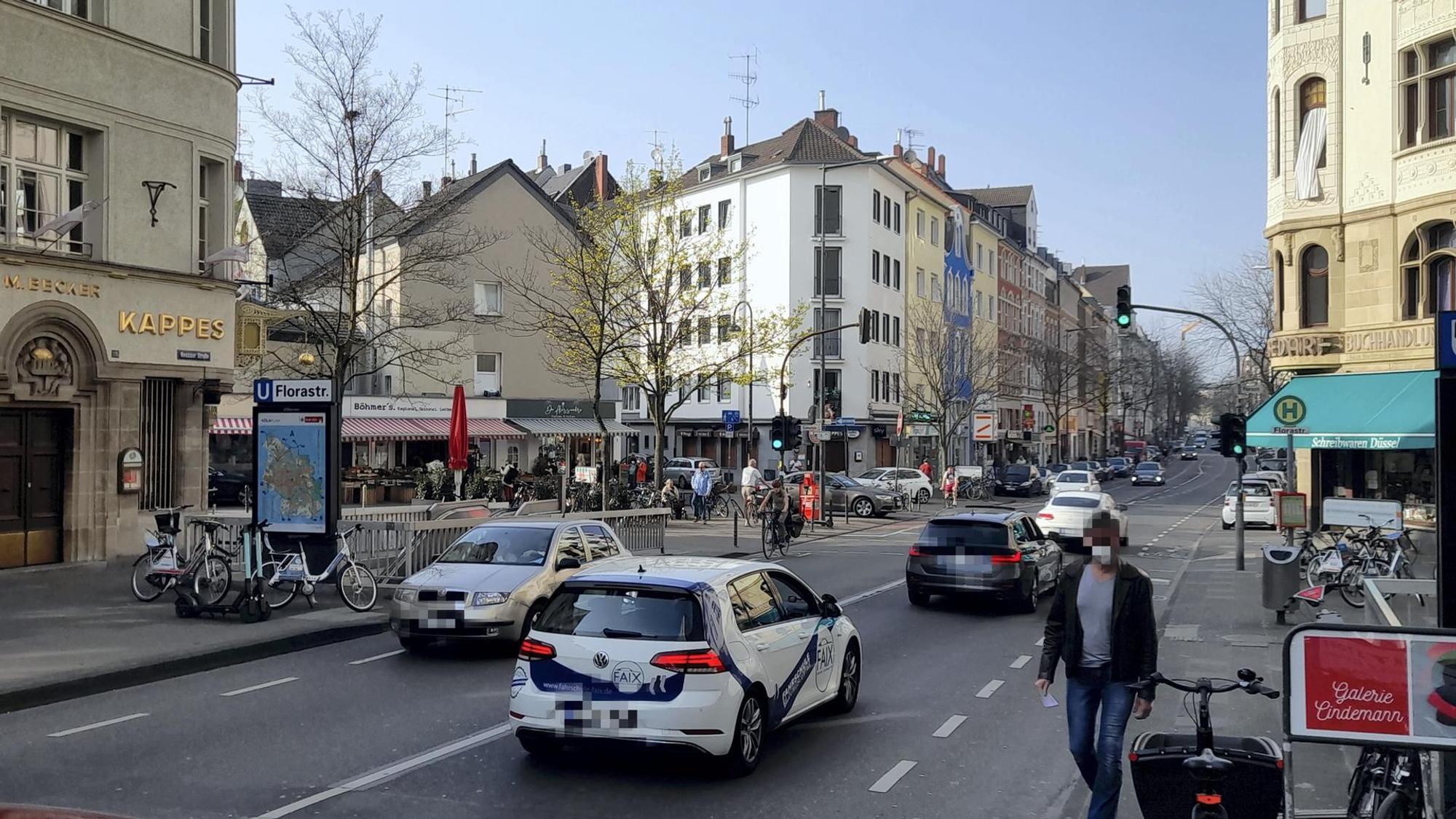 Auf der zweispurigen Straße fahren Autos.