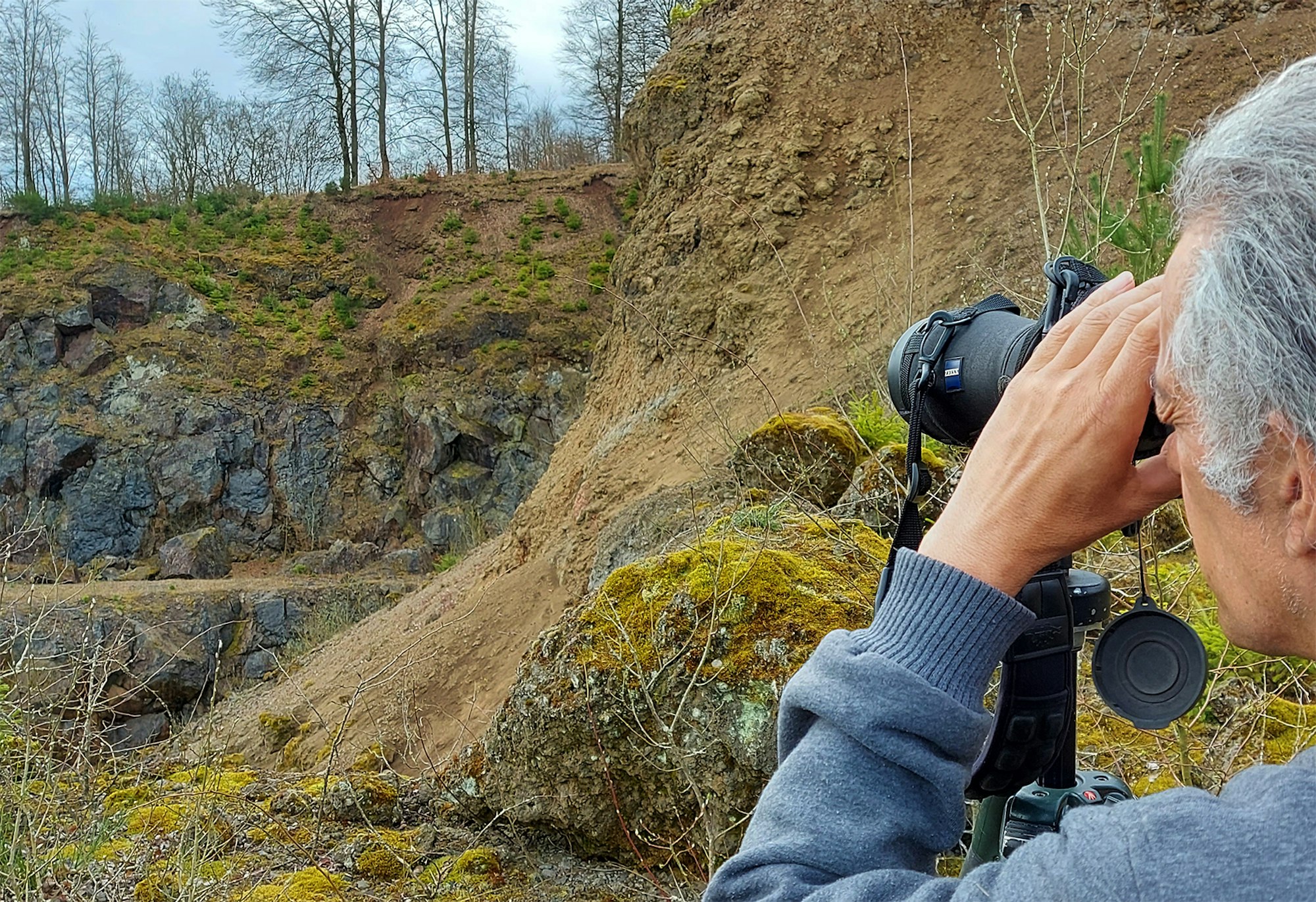 Stefan Brücher beobachtet Felswand