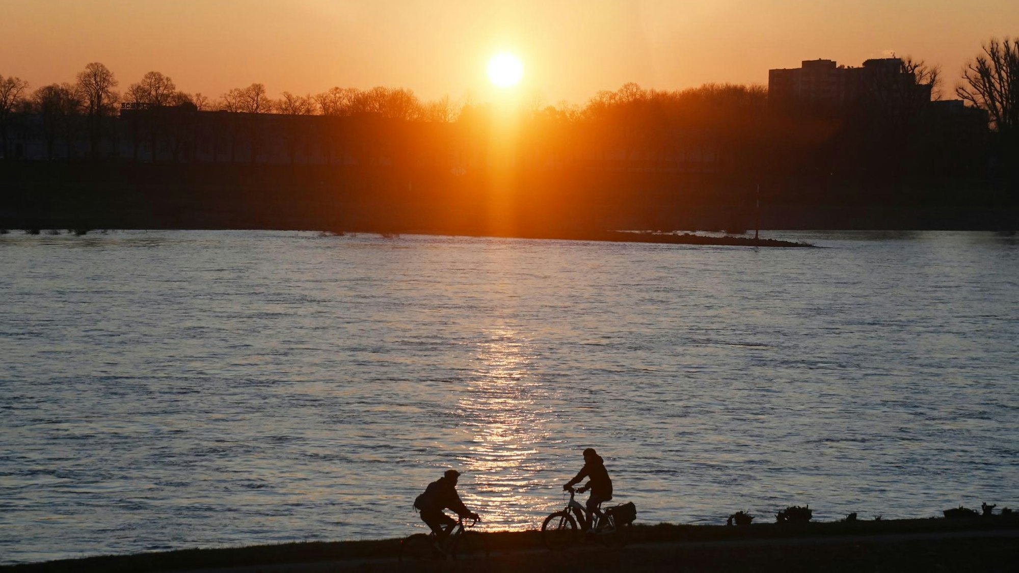 Sonnenaufgang am Rhein