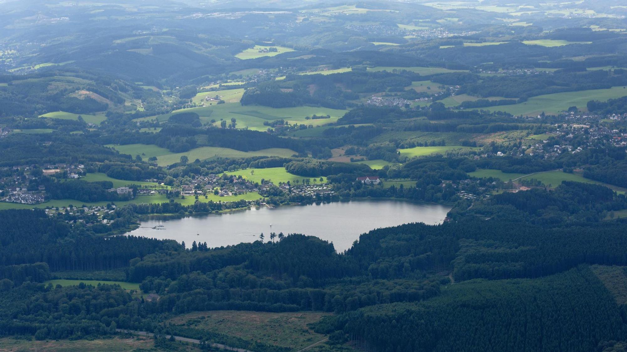 Blick auf die Brucher Talsperre von oben
