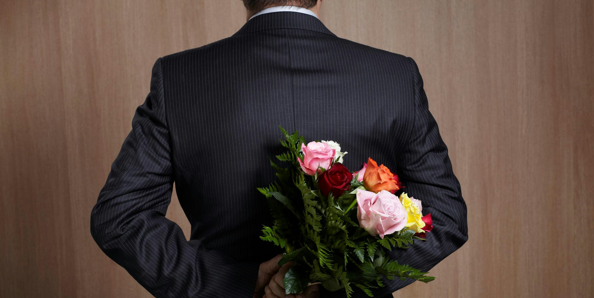 GettyImages-Mann_mit_Blumenstrauss