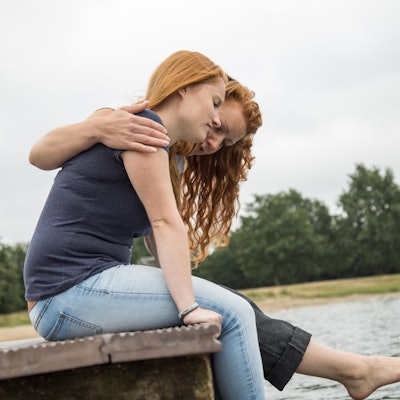 Freundin trötet ihre Freundin nach dem Liebesaus