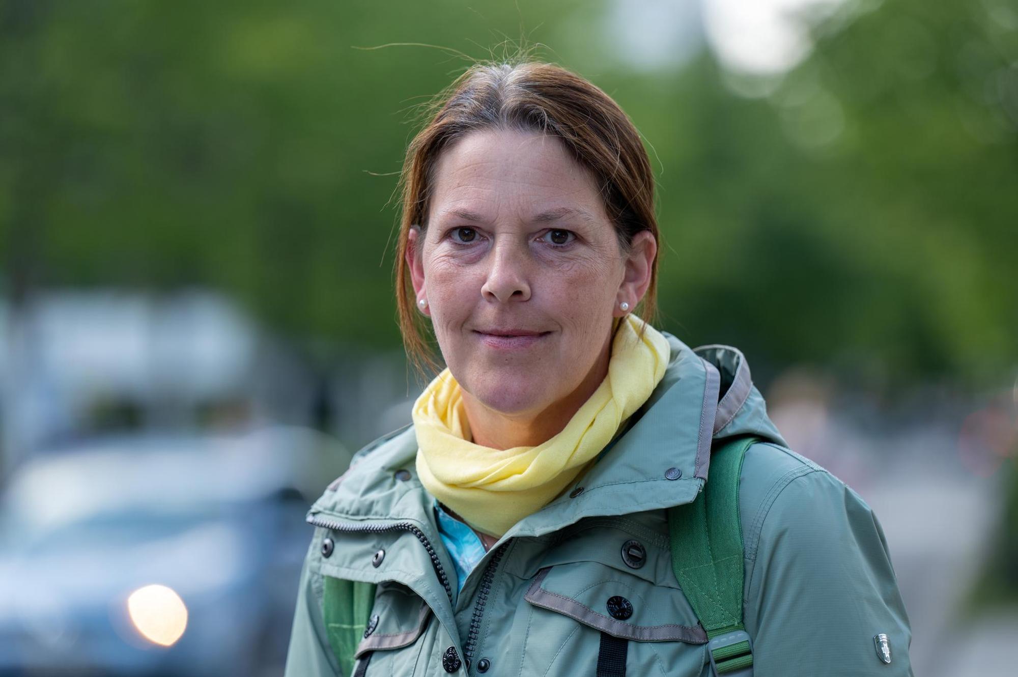 Die Bonner Pflegerin Andrea Lapp vor dem Streikposten