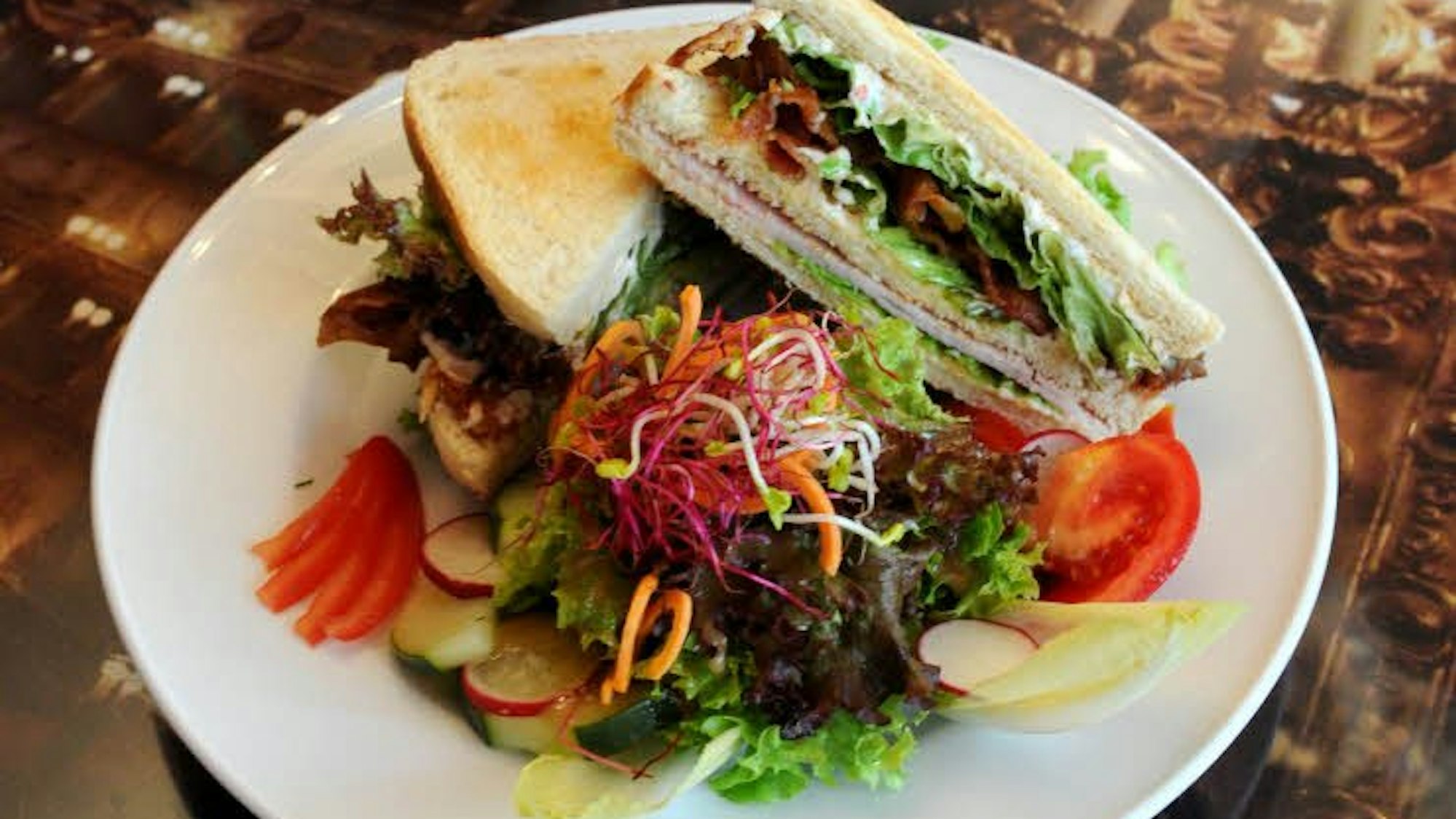 zwei Sandwiches mit Salat auf einem Teller