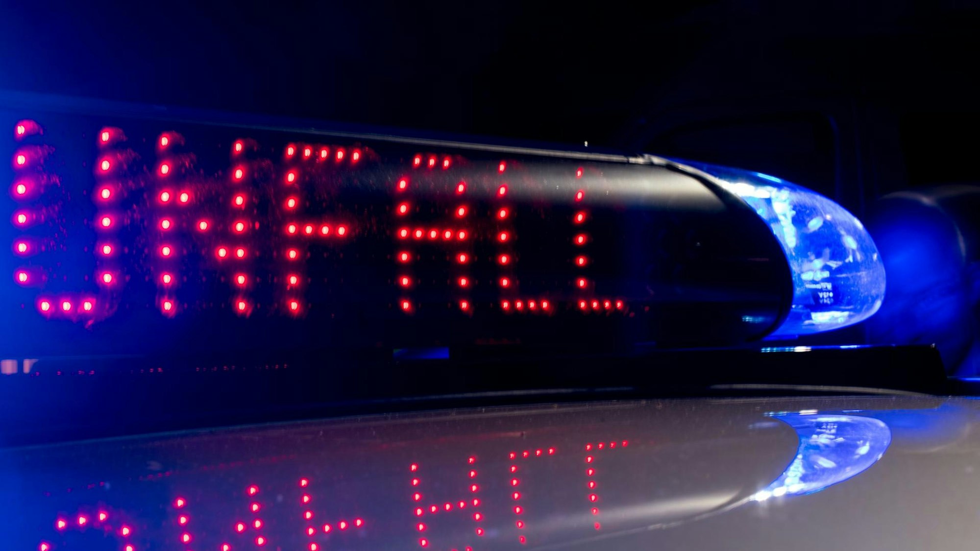Am Montag prallte am Stauende an der Anschlussstelle Klettenberg ein Autofahrer in einem als gestohlen gemeldeten Ford Fiesta auf das Heck eines Sattelzugs. (Symbolbild)