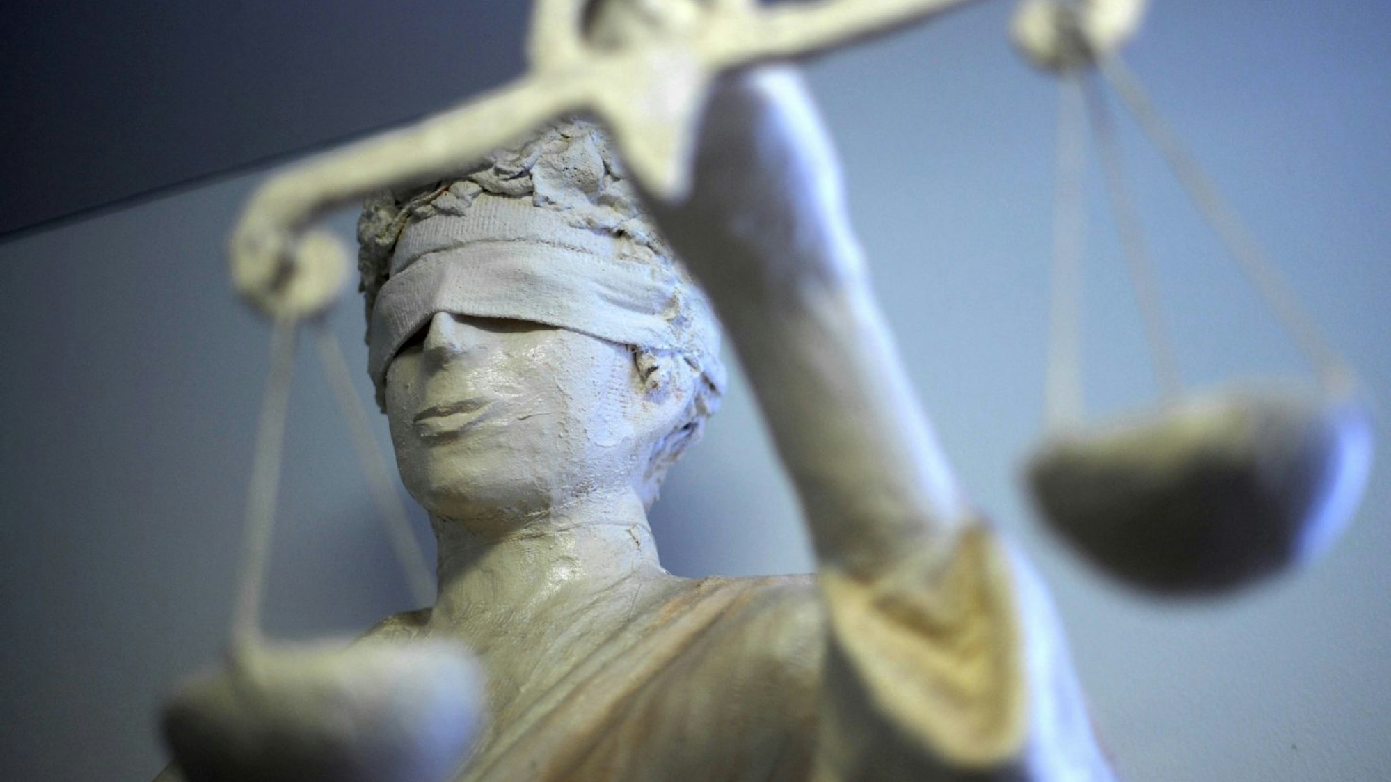 Das Symbolbild zeigt die römische Göttin Justitia.