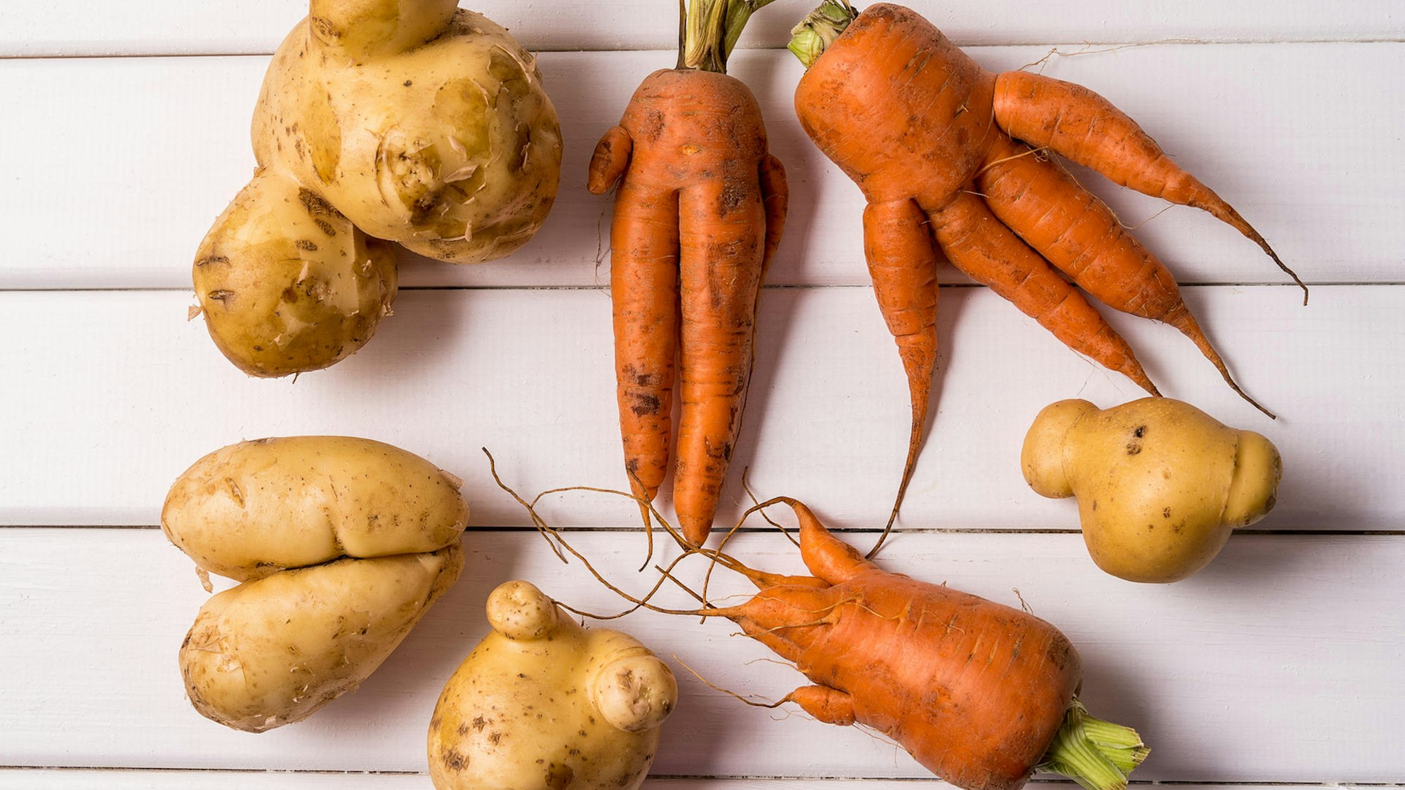 Krummes Gemüse auf einem Tisch.