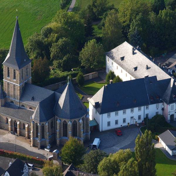 Hennef_Bödingen,_Kirche_Wolkenkratzer_3.0