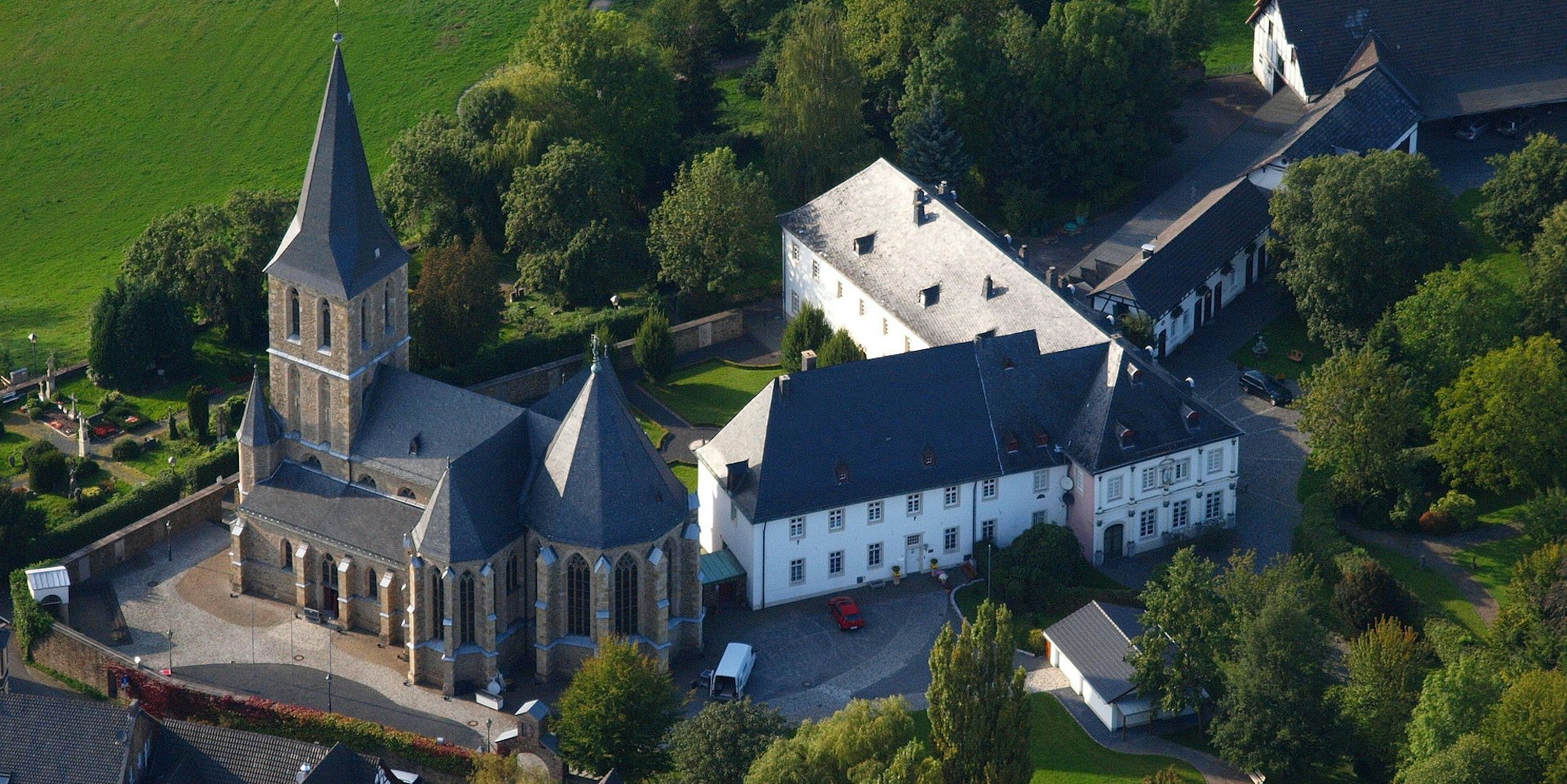 Hennef_Bödingen,_Kirche_Wolkenkratzer_3.0