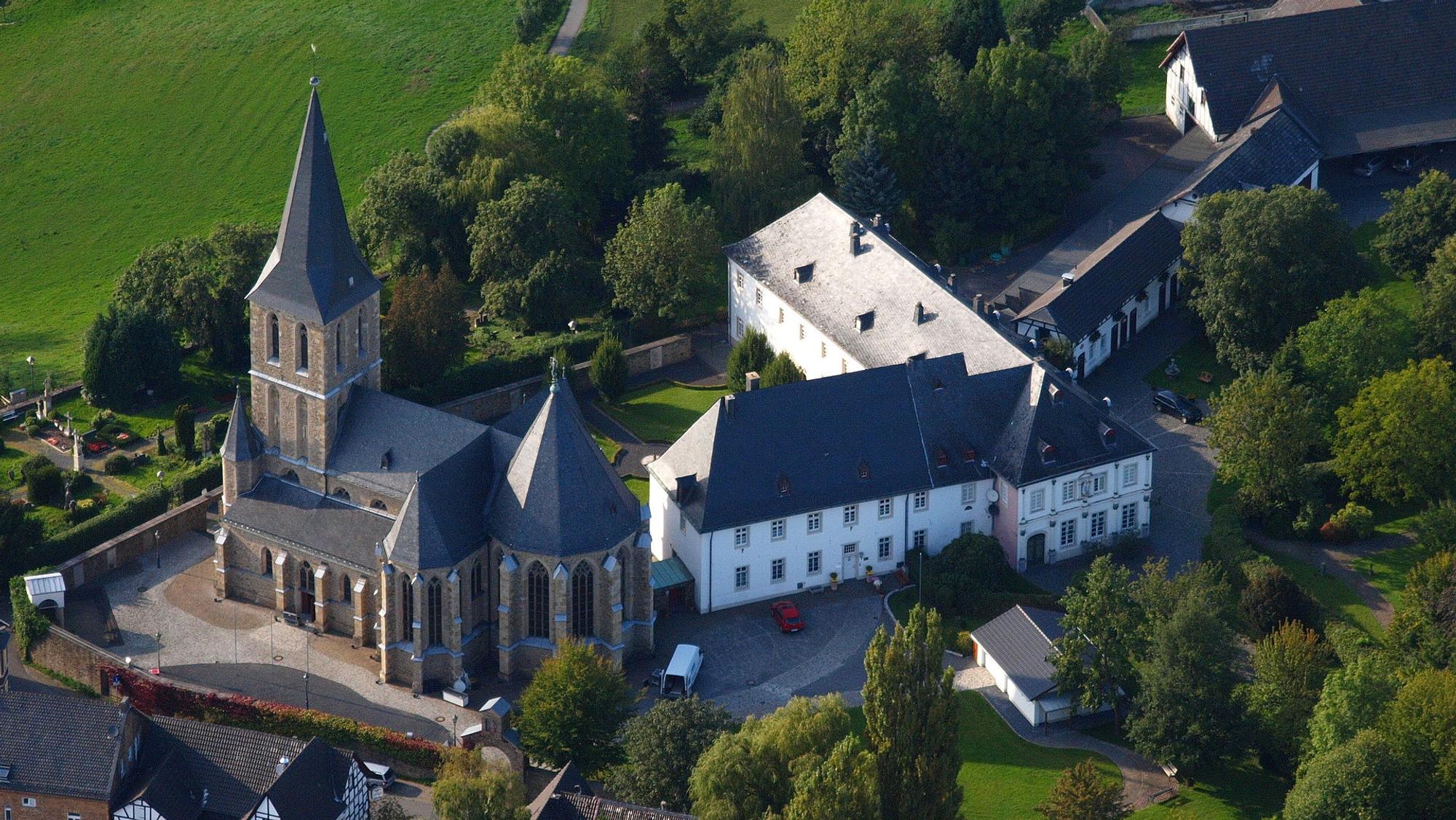 Hennef_Bödingen,_Kirche_Wolkenkratzer_3.0