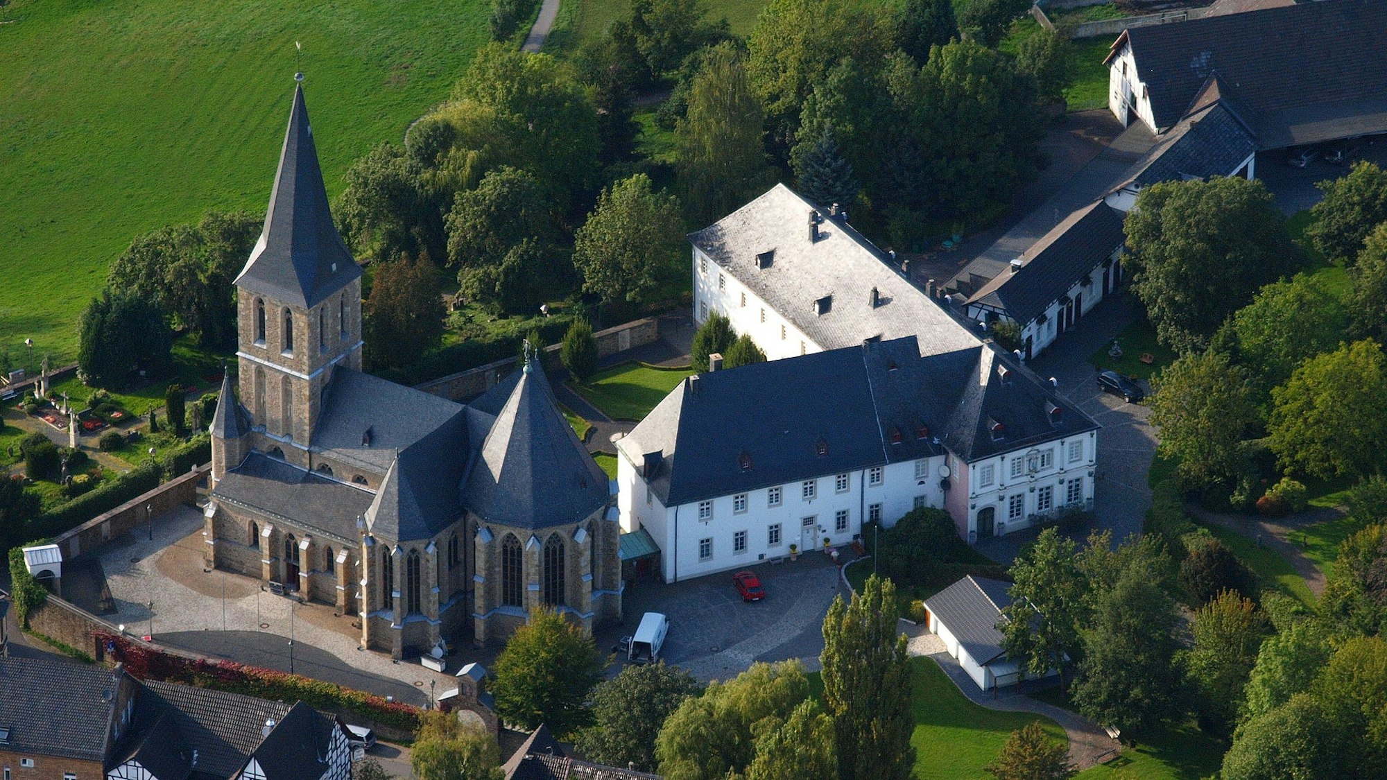 Hennef_Bödingen,_Kirche_Wolkenkratzer_3.0