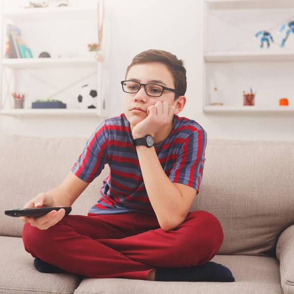 Junge sitzt vor dem Fernseher Getty Images