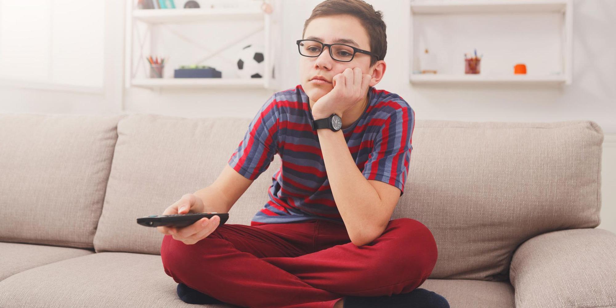 Junge sitzt vor dem Fernseher Getty Images